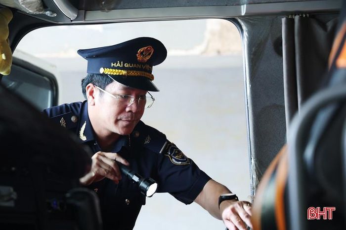 Cán bộ Hải quan Cửa khẩu quốc tế Cầu Treo kiểm tra phương tiện xuất nhập cảnh.