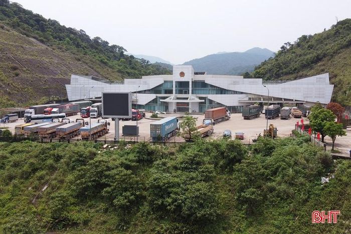 Cửa khẩu quốc tế Cầu Treo sôi động phương tiện thông quan.