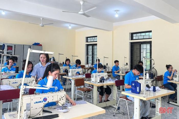 Học viên khuyết tật tham gia lớp đào tạo nghề may tại Trung tâm Công tác xã hội - Giáo dục nghề nghiệp cho người khuyết tật Hà Tĩnh.