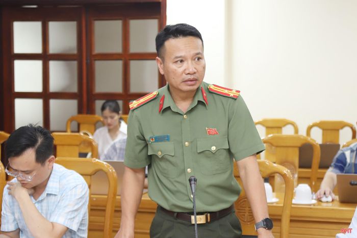 Thượng tá Phan Văn Sơn - Phó Trưởng phòng An ninh kinh tế (Công an tỉnh) tham gia ý kiến tại cuộc họp.