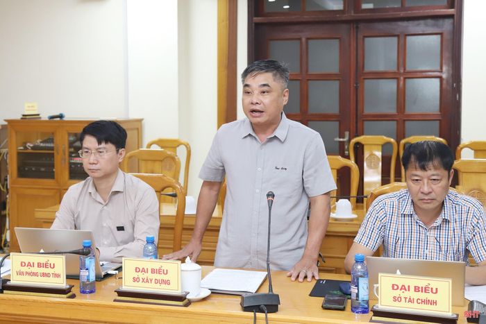 Phó Giám đốc Sở Xây dựng Hoàng Thanh Tùng tham gia ý kiến tại cuộc họp.
