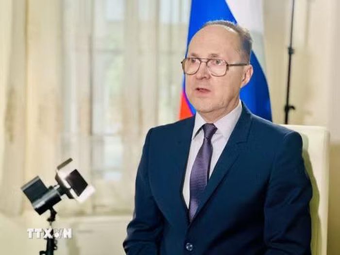 Đại sứ Liên bang Nga tại Việt Nam Bezdetko Gennady Stepanovich trả lời phỏng vấn phóng viên Thông tấn xã Việt Nam. (Ảnh: Việt Đức/TTXVN)