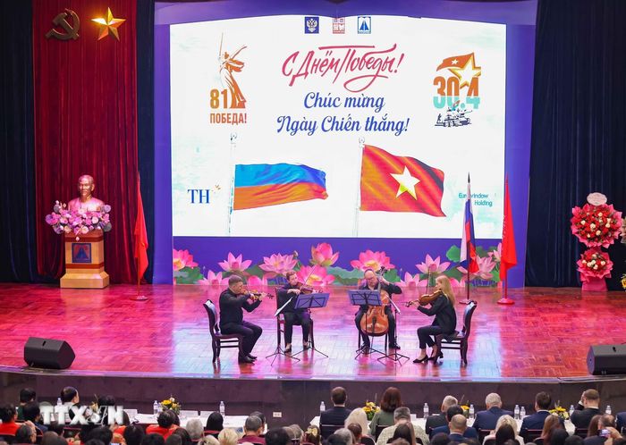 Các tiết mục nghệ thuật ca ngợi chủ nghĩa anh hùng cách mạng, tình yêu đất nước do các nghệ sỹ và học sinh hai nước Việt Nam-Nga thể hiện. (Ảnh: Thanh Tùng/TTXVN)