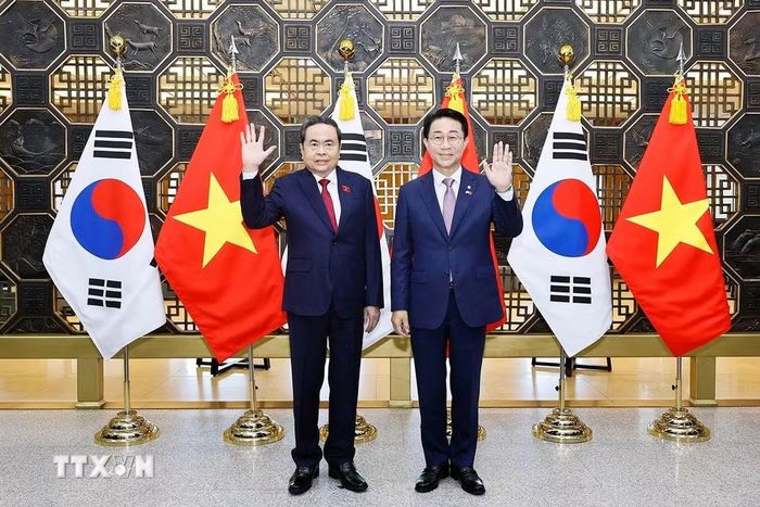 Chủ tịch Quốc hội Trần Thanh Mẫn và Chủ tịch Quốc hội Hàn Quốc Cho Jeong Sik chụp ảnh chung. (Ảnh: Doãn Tấn/TTXVN)