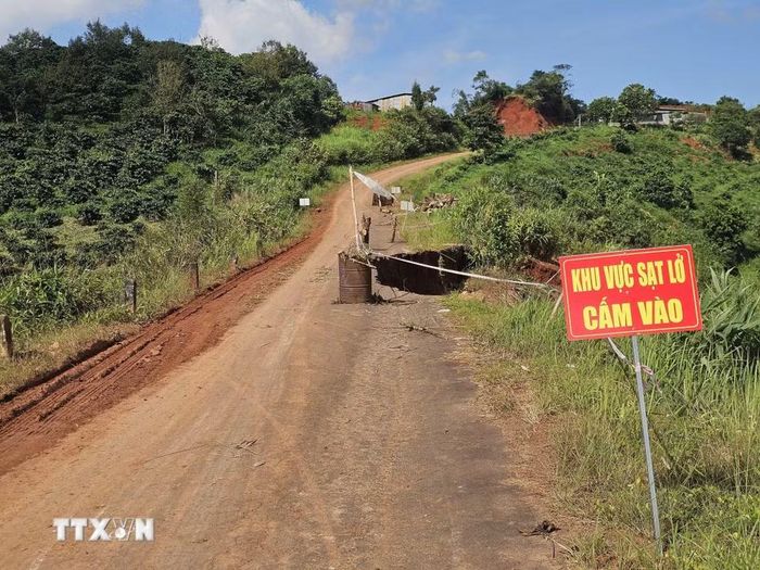 Chính quyền địa phương cảnh báo nguy cơ sạt lở. (Ảnh: Hưng Thịnh/TTXVN)
