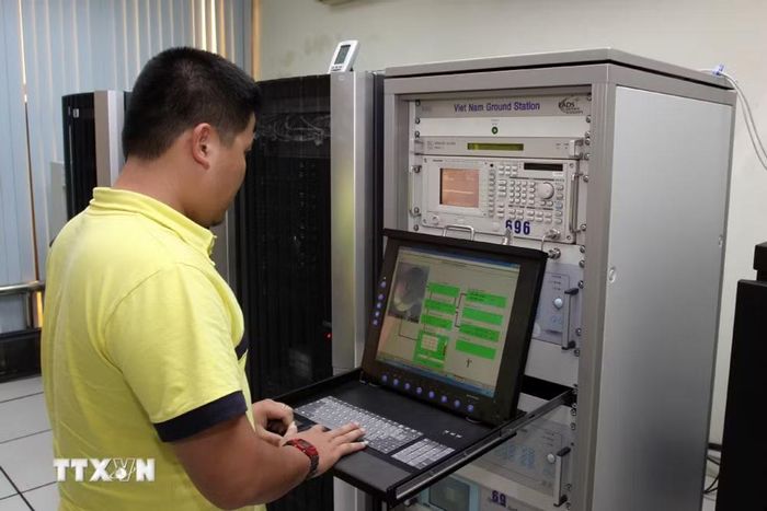 Điều khiển ăngten thu phát tín hiệu tại Trạm thu ảnh vệ tinh (Đài Viễn thám Trung ương). (Ảnh: Thế Duyệt/TTXVN)