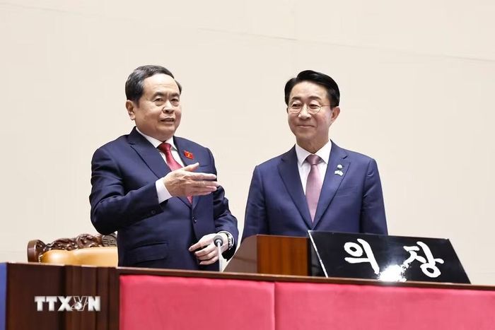 Chủ tịch Quốc hội Trần Thanh Mẫn cùng Chủ tịch Quốc hội Hàn Quốc Cho Jeong Sik tham quan phòng họp của Quốc hội Hàn Quốc. (Ảnh: Doãn Tấn/TTXVN)