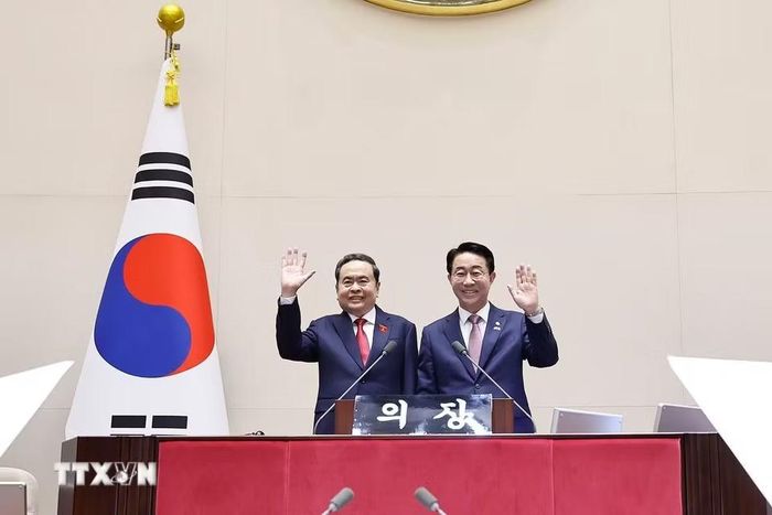 Chủ tịch Quốc hội Trần Thanh Mẫn cùng Chủ tịch Quốc hội Hàn Quốc Cho Jeong Sik tham quan phòng họp của Quốc hội Hàn Quốc. (Ảnh: Doãn Tấn/TTXVN)