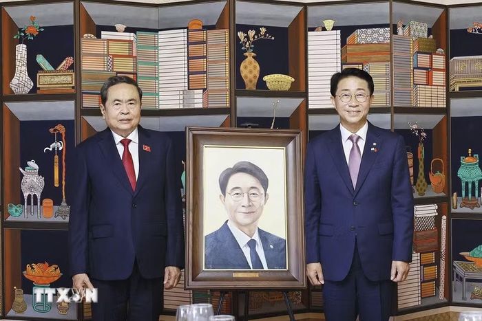Chủ tịch Quốc hội Trần Thanh Mẫn tặng bức tranh sơn dầu chân dung của Chủ tịch Quốc hội Hàn Quốc Cho Jeong Sik. (Ảnh: Doãn Tấn/TTXVN)
