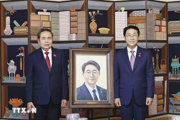Chủ tịch Quốc hội Trần Thanh Mẫn tặng bức tranh sơn dầu chân dung của Chủ tịch Quốc hội Hàn Quốc Cho Jeong Sik. (Ảnh: Doãn Tấn/TTXVN)