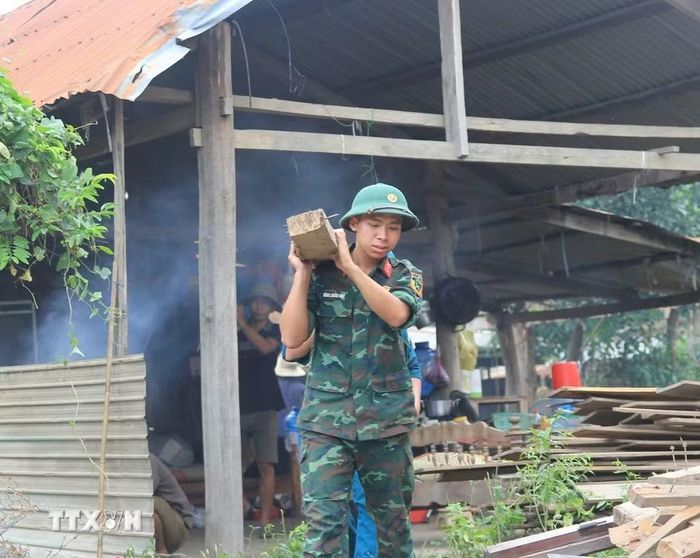 Lực lượng bộ đội giúp dân vùng thiên tai xã Ia Tul tháo dỡ nhà. (Ảnh: Hoài Nam/TTXVN)