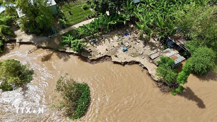 Toàn cảnh vụ sạt lở bờ sông Hậu thuộc ấp Mỹ Khánh 1, xã đảo Mỹ Hòa Hưng, tỉnh An Giang. (Ảnh: Thanh Sang/TTXVN)