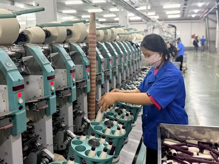 Trong 8 tháng năm 2026, dệt may vẫn nằm trong top các mặt hàng có kim ngạch xuất khẩu trên 10 tỷ USD của Việt Nam. (Ảnh: Hồng Kiều/Vietnam+)