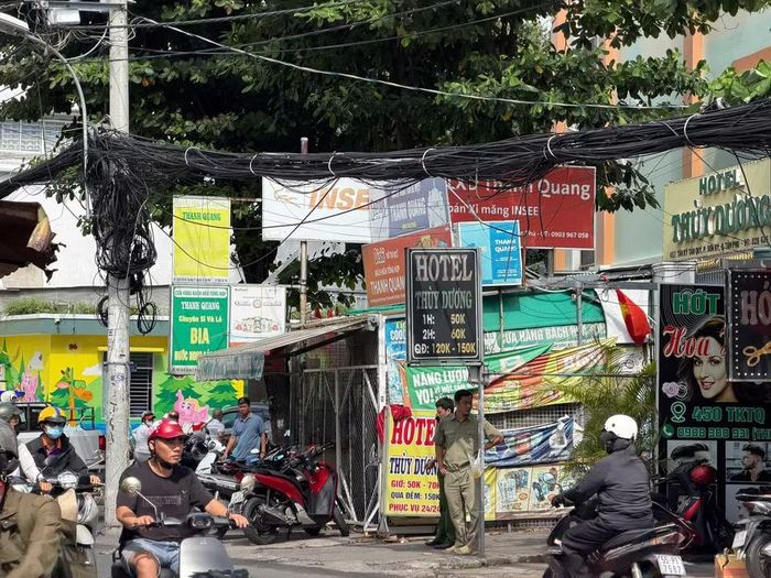 Khung cảnh bên ngoài khách sạn Thuỳ Dương, lực lượng chức năng phong tỏa hiện trường, tiến hành khám nghiệm để làm rõ nguyên nhân vụ hỏa hoạn. (Ảnh: CTV/Vietnam+)