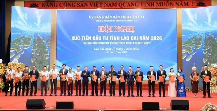 Tỉnh Lào Cai trao Quyết định chấp nhận chủ trương đầu tư tại Hội nghị xúc tiến đầu tư tỉnh Lào Cai năm 2026. (Ảnh: Cổng Thông tin điện tử tỉnh Lào Cai)