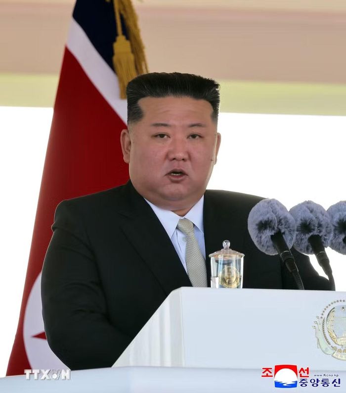 Nhà lãnh đạo Triều Tiên Kim Jong Un phát biểu tại lễ đưa tàu khu trục Kang Kon vào biên chế ở cảng Wonsan, Triều Tiên, ngày 6/9/2026. (Ảnh: KCNA/TTXVN phát)