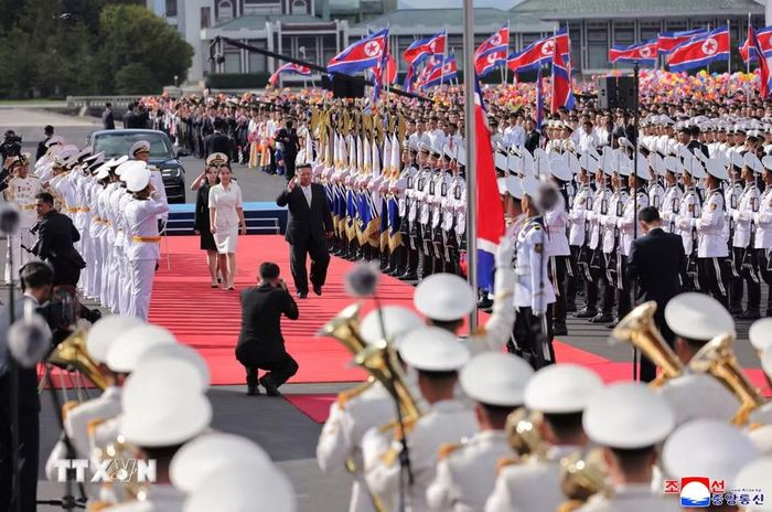 Nhà lãnh đạo Triều Tiên Kim Jong Un dự lễ đưa tàu khu trục Kang Kon vào biên chế tại cảng Wonsan, Triều Tiên, ngày 6/9/2026. (Ảnh: KCNA/TTXVN phát)