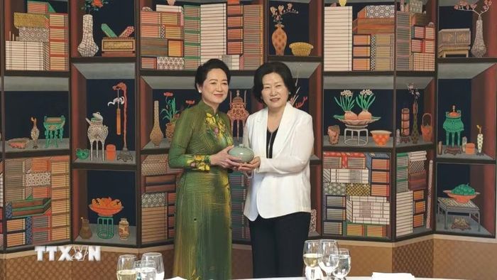 Phu nhân Nguyễn Thị Thanh Nga nhận quà lưu niệm từ Phu nhân Chủ tịch Quốc hội Hàn Quốc. (Ảnh: Đào Lâm/TTXVN)