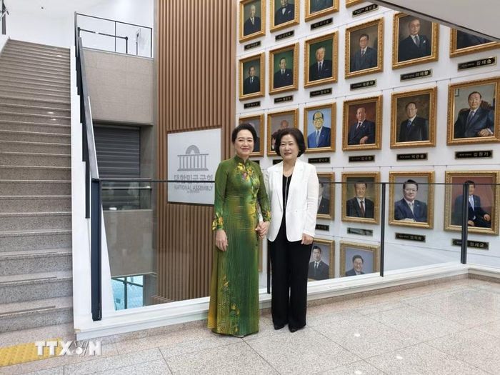 Phu nhân Nguyễn Thị Thanh Nga (trái) cùng Phu nhân Chủ tịch Quốc hội Hàn Quốc chụp ảnh lưu niệm tại Bảo tàng Quốc hội Hàn Quốc. (Ảnh: Đào Lâm/TTXVN)