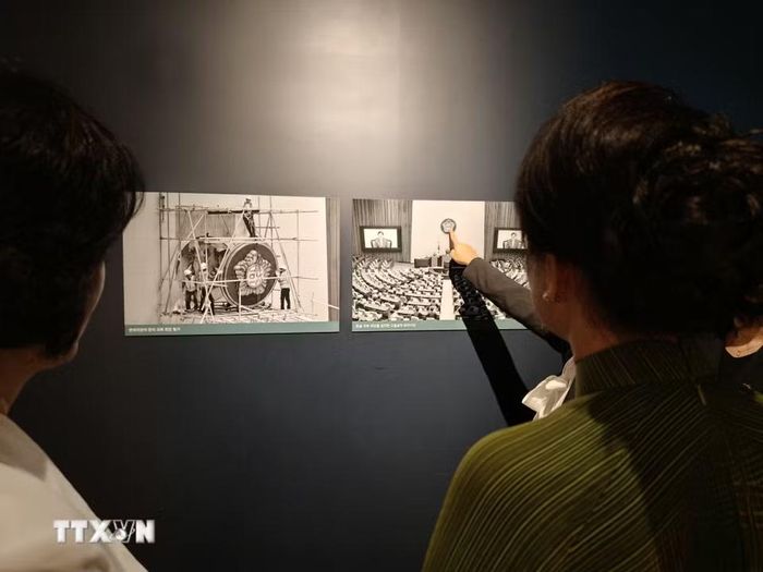 Phu nhân Nguyễn Thị Thanh Nga nghe giới thiệu về lịch sử Quốc hội Hàn Quốc. (Ảnh: Đào Lâm/TTXVN)