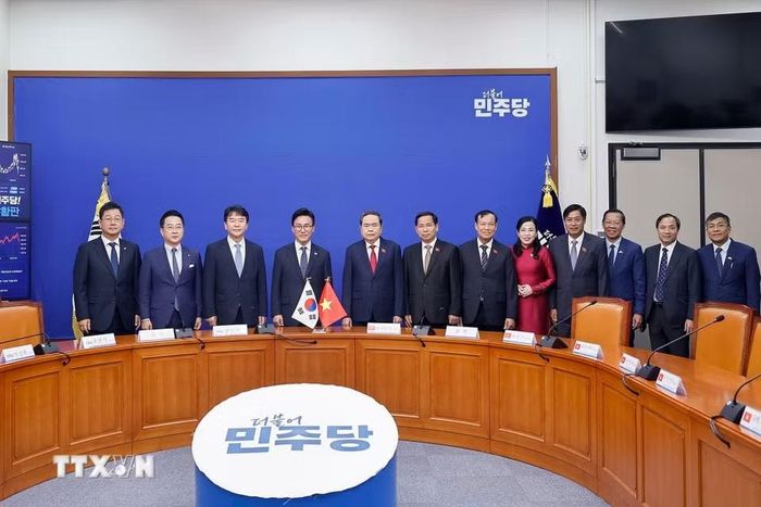 Chủ tịch Quốc hội Trần Thanh Mẫn và Chủ tịch Đảng Dân chủ Đồng hành (DPK) Kim Min Seok (thứ tư, từ trái qua) cùng các đại biểu chụp ảnh chung. (Ảnh: Doãn Tấn/TTXVN)