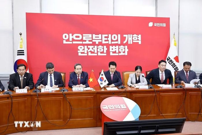 Chủ tịch Quốc hội Trần Thanh Mẫn tiếp Chủ tịch Đảng Sức mạnh Quốc dân (PPP) Jang Dong Hyeok. (Ảnh: Doãn Tấn/TTXVN)