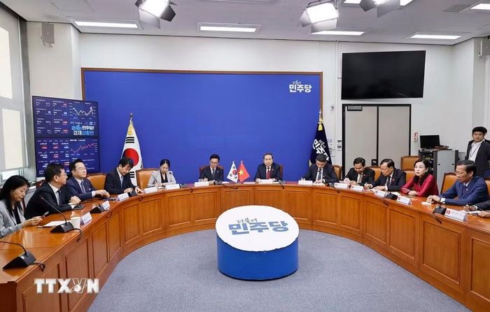 Chủ tịch Quốc hội Trần Thanh Mẫn tiếp Chủ tịch Đảng Dân chủ Đồng hành (DPK) Kim Min Seok. (Ảnh: Doãn Tấn/TTXVN)