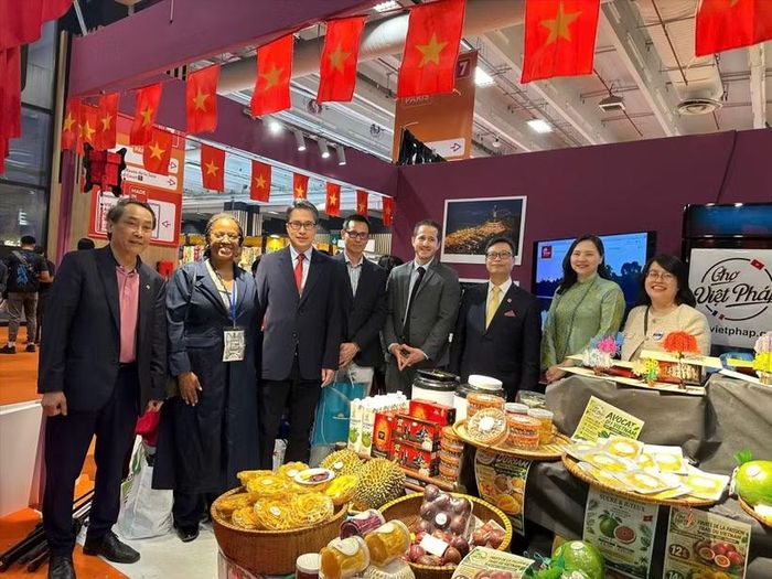 Các đại biểu thăm gian hàng của Công ty ACEM, đơn vị vận hành chuỗi siêu thị Chợ Việt–Pháp. (Ảnh: Hữu Chiến-Phóng viên TTXVN tại Pháp)