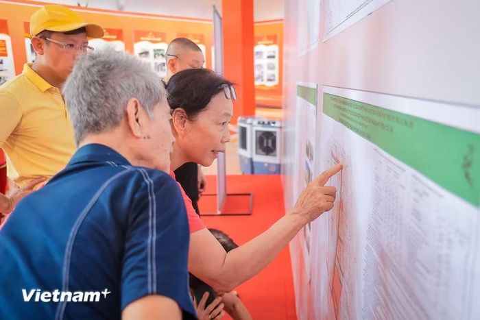 Khu vực phía Bắc hồ Hoàn Kiếm dự kiến mở rộng Quảng trường Đông Kinh Nghĩa Thục, hình thành quảng trường lớn, tăng cường kết nối với hồ Hoàn Kiếm và công viên - quảng trường phía Đông. Phương án nghiên cứu bố trí công trình biểu tượng “Khải hoàn môn,” lấy cảm hứng từ đôi cánh chim hạc đang vươn lên, tạo điểm nhấn kết thúc trục đô thị khu phố cổ và mở ra trục không gian mới về phía Nam. (Ảnh: Hoài Nam/Vietnam+)