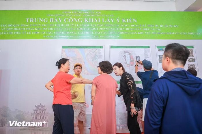 Trong giai đoạn lập quy hoạch, Ủy ban Nhân dân phường Hoàn Kiếm chủ trì phối hợp Ủy ban Nhân dân phường Cửa Nam tổ chức lấy ý kiến cộng đồng dân cư. (Ảnh: Hoài Nam/Vietnam+)