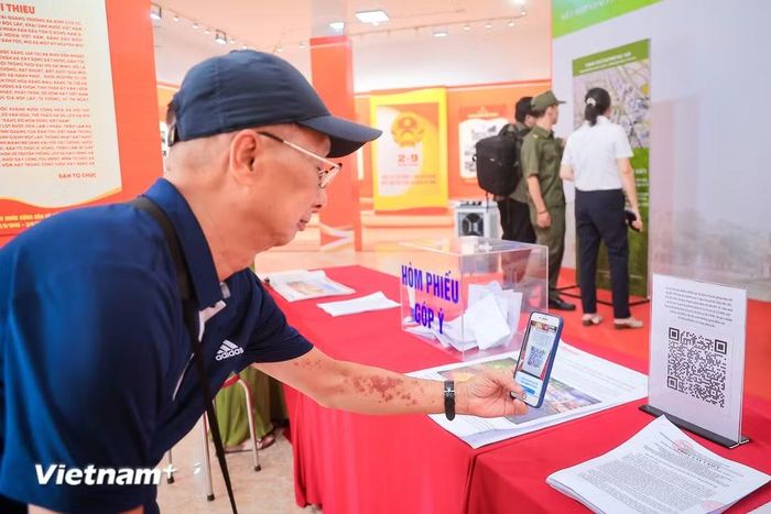 Hồ sơ quy hoạch được niêm yết công khai tại 3 địa điểm: Phố sách Hà Nội (phố 19/12), Trụ sở Uỷ ban Nhân dân phường Hoàn Kiếm (126 Hàng Trống) và Trung tâm Thông tin Triển lãm Hà Nội (93 Đinh Tiên Hoàng). Người dân cũng có thể đóng góp ý kiến qua hình thức trực tuyến trên Cổng thông tin điện tử của các đơn vị, Viện Quy hoạch xây dựng Hà Nội hoặc qua ứng dụng iHanoi. Hội nghị trực tuyến lấy ý kiến cộng đồng dự kiến diễn ra lúc 9 giờ ngày 9/9/2026. (Ảnh: Hoài Nam/Vietnam+)
