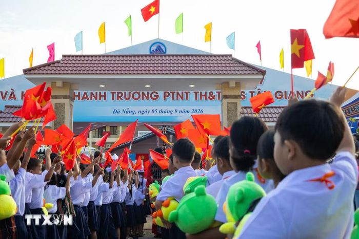 Những mái trường mới vùng biên giới thành phố Đà Nẵng không chỉ mang đến điều kiện học tập tốt hơn mà còn gửi gắm kỳ vọng thu hẹp khoảng cách giáo dục giữa vùng cao và miền xuôi. (Ảnh: Xuân Quý/TTXVN)