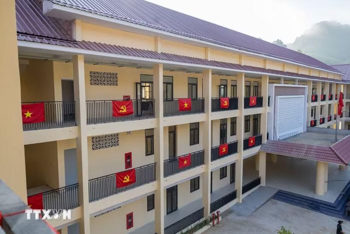 Những mái trường mới vùng biên giới thành phố Đà Nẵng không chỉ mang đến điều kiện học tập tốt hơn mà còn gửi gắm kỳ vọng thu hẹp khoảng cách giáo dục giữa vùng cao và miền xuôi. (Ảnh: Xuân Quý/TTXVN)