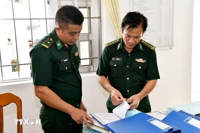 Đoàn công tác Bộ Quốc phòng kiểm tra công tác chống khai thác IUU tại Trạm kiểm soát Biên phòng Sông Đốc (Đồn Biên phòng Sông Đốc). (Ảnh: Hoàng Tá/TTXVN phát)