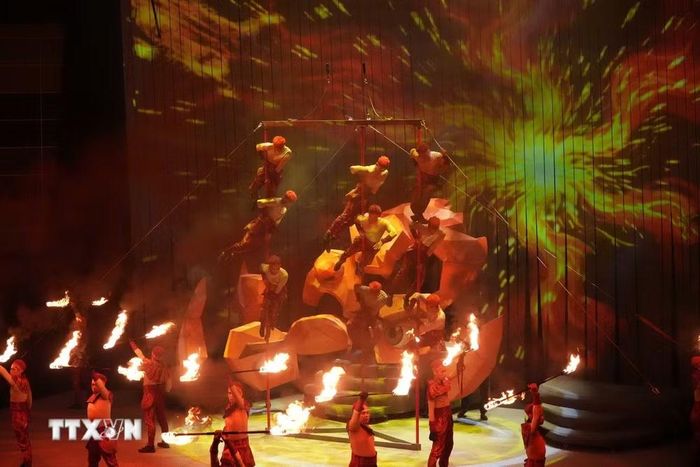 Vở diễn “Mơ show” không chỉ dừng lại ở một chương trình giải trí mà còn mang sứ mệnh khẳng định bước đi đầu tiên trong việc xây dựng nền công nghiệp văn hóa của TP. Hồ Chí Minh và cả nước. (Ảnh: Hữu Duyên/TTXVN)