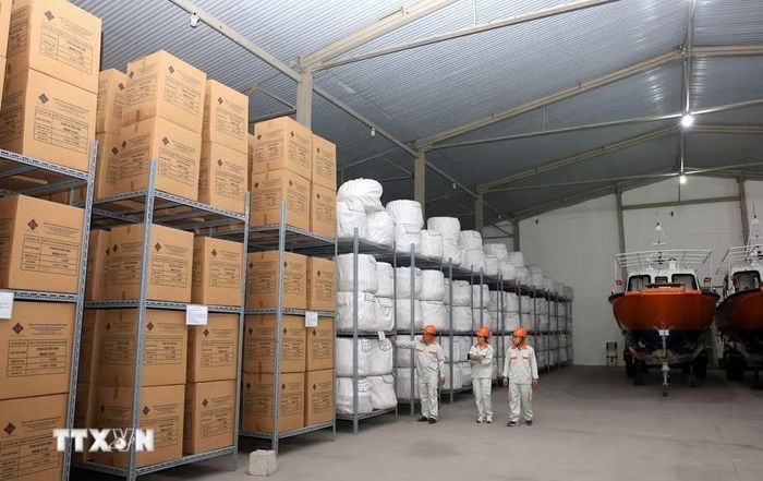 Công chức Chi cục Dự trữ Nhà nước khu vực III kiểm tra, theo dõi chặt chẽ diễn biến chất lượng hàng hóa nhằm kịp thời phát hiện và xử lý các yếu tố phát sinh có thể ảnh hưởng đến chất lượng hàng dự trữ. (Ảnh: Phạm Hậu/TTXVN)