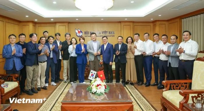 Các đại biểu chụp ảnh kỷ niệm. (Ảnh: Sơn Hải/Vietnam+)