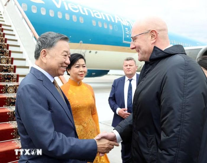 Đại biểu Liên bang Nga đón Tổng Bí thư, Chủ tịch nước Tô Lâm và Phu nhân tại sân bay Vnukovo, Moskva, Liên bang Nga. (Ảnh: Thống Nhất/TTXVN)