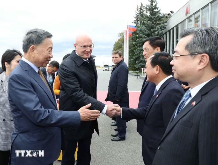 Đại biểu Liên bang Nga đón Tổng Bí thư, Chủ tịch nước Tô Lâm và đoàn đại biểu cấp cao Việt Nam tại sân bay Vnukovo, Moskva, Liên bang Nga. (Ảnh: Thống Nhất/TTXVN)