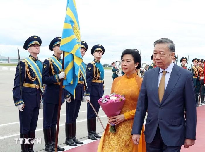 Tổng Bí thư, Chủ tịch nước Tô Lâm và Phu nhân đến sân bay Vnukovo, Moskva, Liên bang Nga. (Ảnh: Thống Nhất/TTXVN)