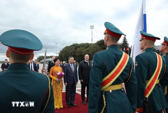 Tổng Bí thư, Chủ tịch nước Tô Lâm và Phu nhân đến sân bay Vnukovo, Moskva, Liên bang Nga. (Ảnh: Thống Nhất/TTXVN)