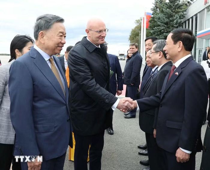 Đại biểu Liên bang Nga đón Tổng Bí thư, Chủ tịch nước Tô Lâm và đoàn đại biểu cấp cao Việt Nam tại sân bay Vnukovo, Moskva, Liên bang Nga. (Ảnh: Thống Nhất/TTXVN)
