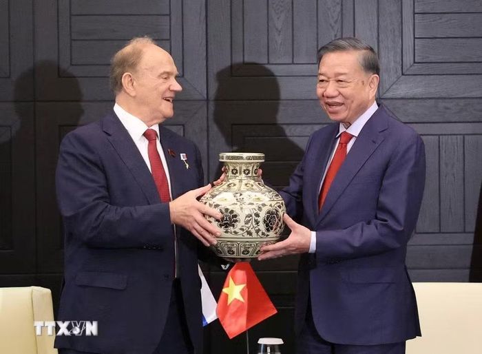 Tổng Bí thư, Chủ tịch nước Tô Lâm tặng quà cho Chủ tịch Đảng Cộng sản Liên bang Nga Gennady Zyuganov. (Ảnh: Thống Nhất/TTXVN)