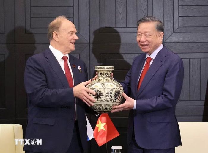 Tổng Bí thư, Chủ tịch nước Tô Lâm tặng quà cho Chủ tịch Đảng Cộng sản Liên bang Nga Gennady Zyuganov. (Ảnh: Thống Nhất/TTXVN)