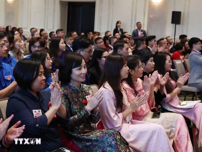 Cán bộ, nhân viên Đại sứ quán và đại diện cộng đồng người Việt Nam tại Nga tham dự cuộc gặp gỡ Tổng Bí thư, Chủ tịch nước Tô Lâm và Phu nhân. (Ảnh: Thống Nhất/TTXVN)