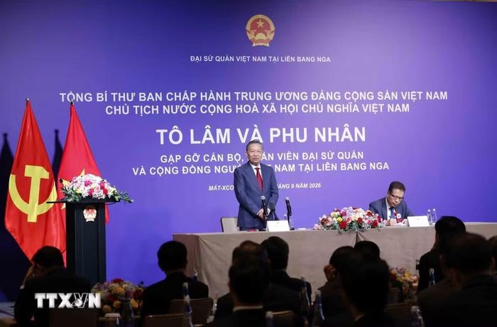 Tổng Bí thư, Chủ tịch nước Tô Lâm nói chuyện thân mật với cán bộ, nhân viên Đại sứ quán và đại diện cộng đồng người Việt Nam tại Nga. (Ảnh: Thống Nhất/TTXVN)
