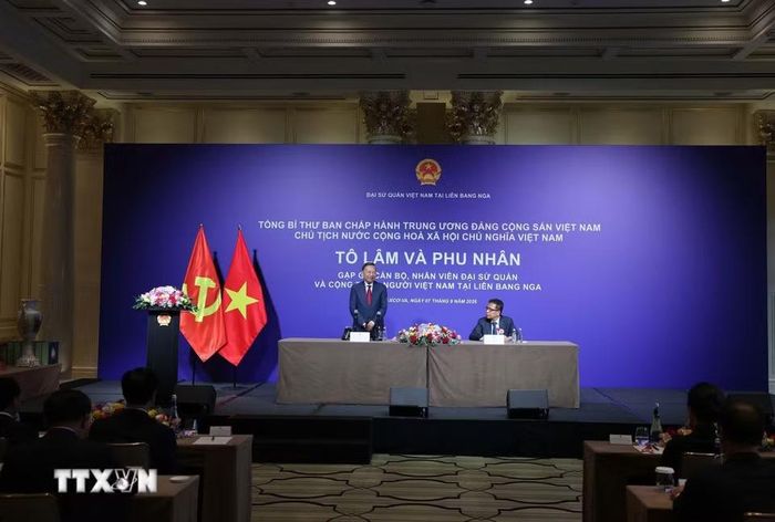 Tổng Bí thư, Chủ tịch nước Tô Lâm nói chuyện thân mật với cán bộ, nhân viên Đại sứ quán và đại diện cộng đồng người Việt Nam tại Nga. (Ảnh: Thống Nhất/TTXVN)