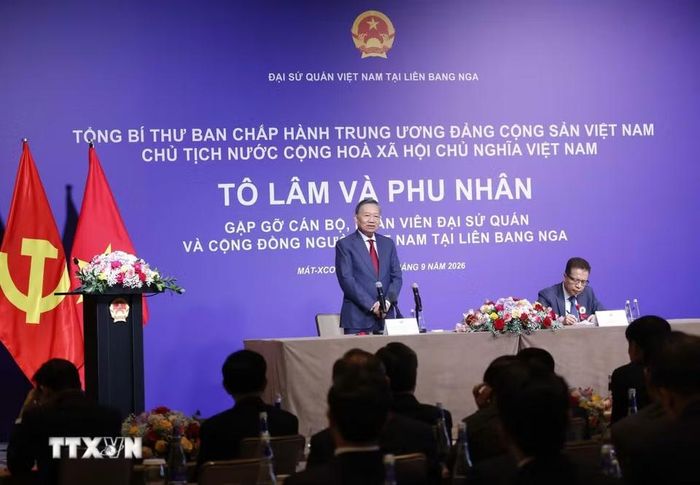 Tổng Bí thư, Chủ tịch nước Tô Lâm nói chuyện thân mật với cán bộ, nhân viên Đại sứ quán và đại diện cộng đồng người Việt Nam tại Nga. (Ảnh: Thống Nhất/TTXVN)