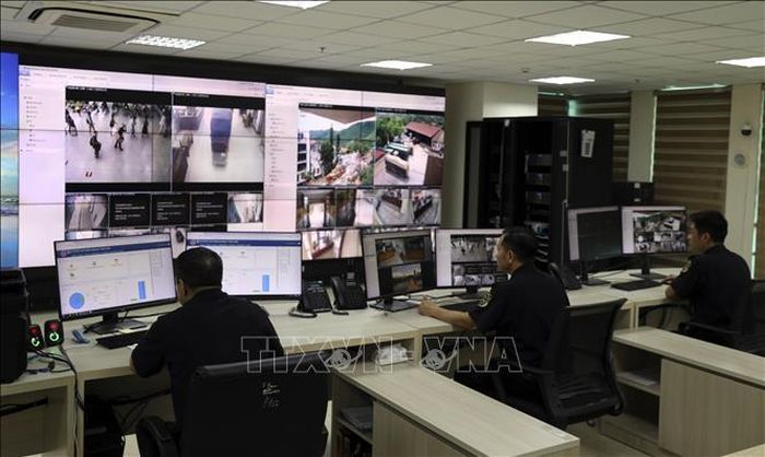 Hải quan khu vực VIII giám sát hoạt động tại các cửa khẩu qua hệ thống camera thông minh. Ảnh: Đức Hiếu/TTXVN