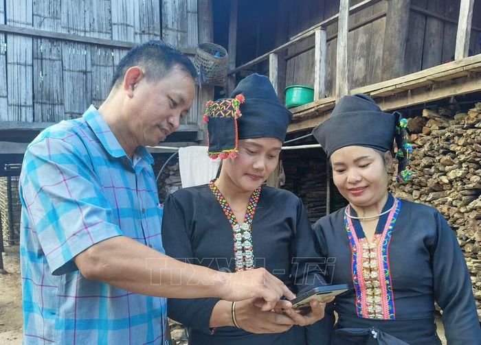 Hướng dẫn người dân làm thủ tục hành chính tại Trung tâm hành chính công phường Vĩnh Yên (Phú Thọ). Ảnh: TTXVN